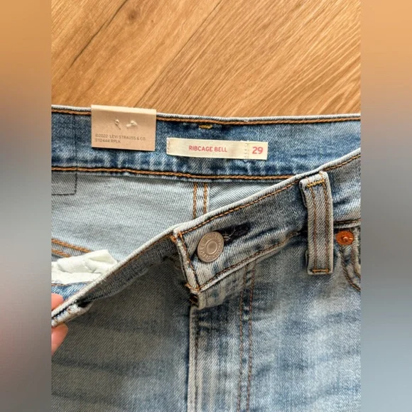 Levi's Ribcage bell Jeans- 29x32 - Picture 4 of 8